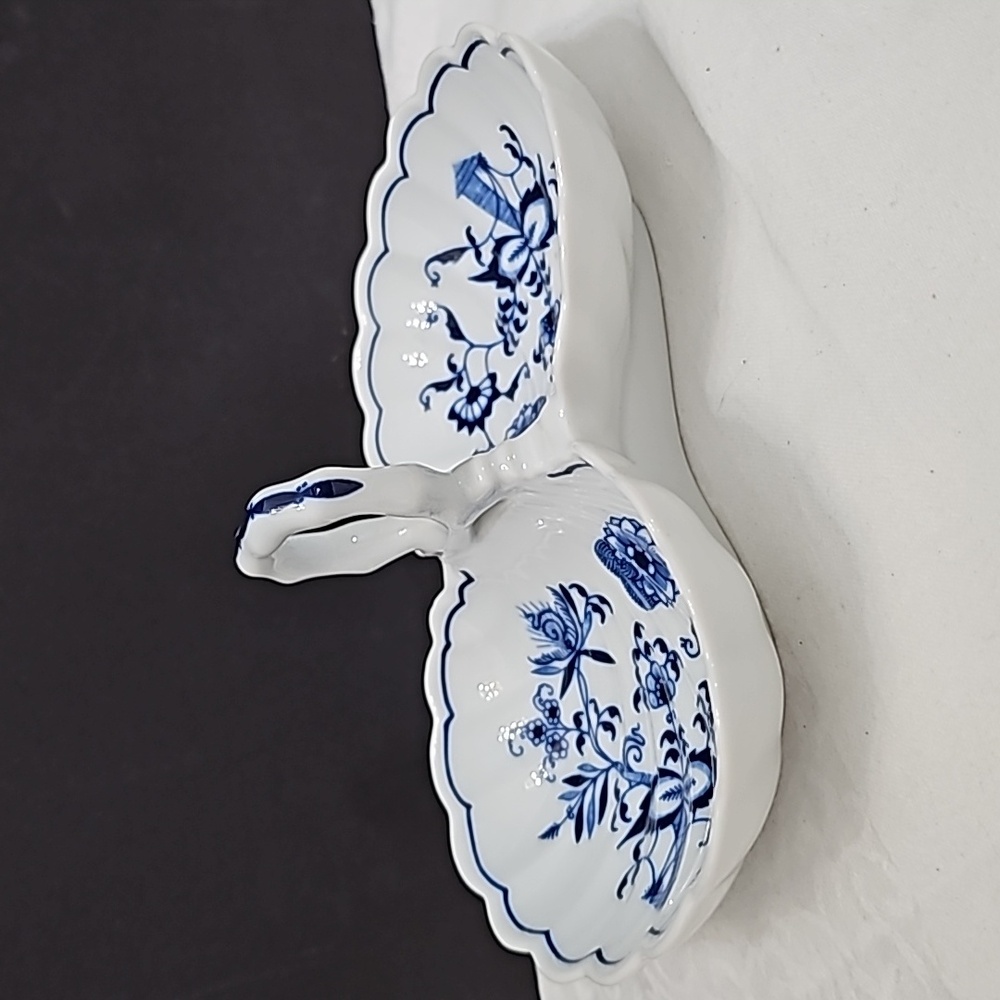 Blue Danube Split Shell Dish with Handle